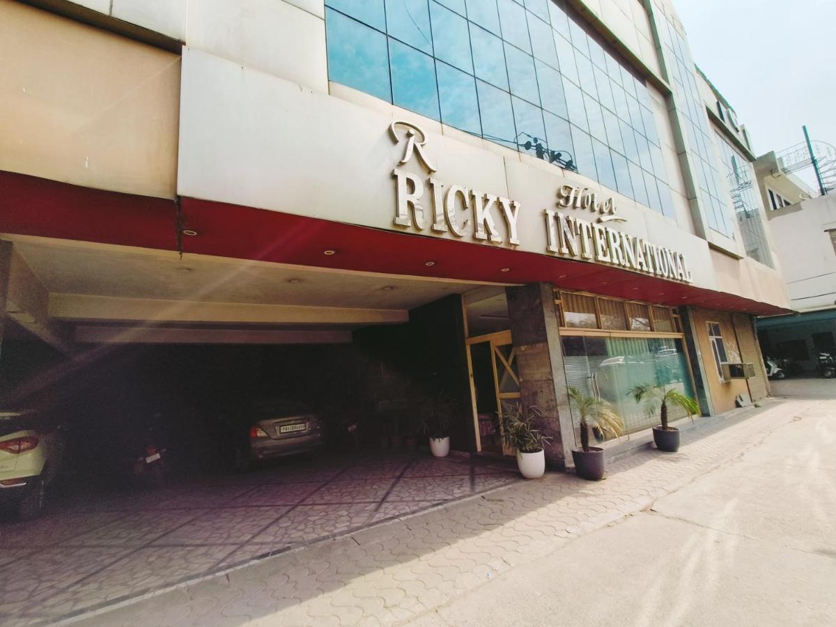 אמריצר Hotel Ricky International מראה חיצוני תמונה