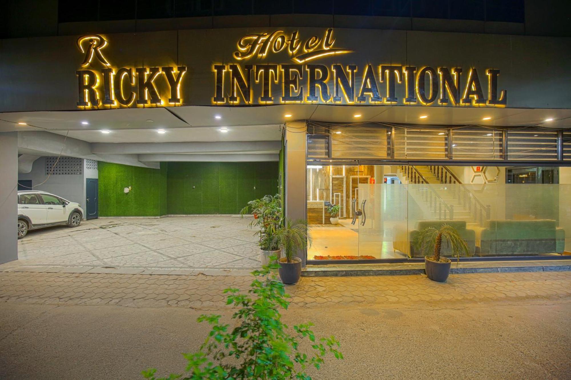 אמריצר Hotel Ricky International מראה חיצוני תמונה