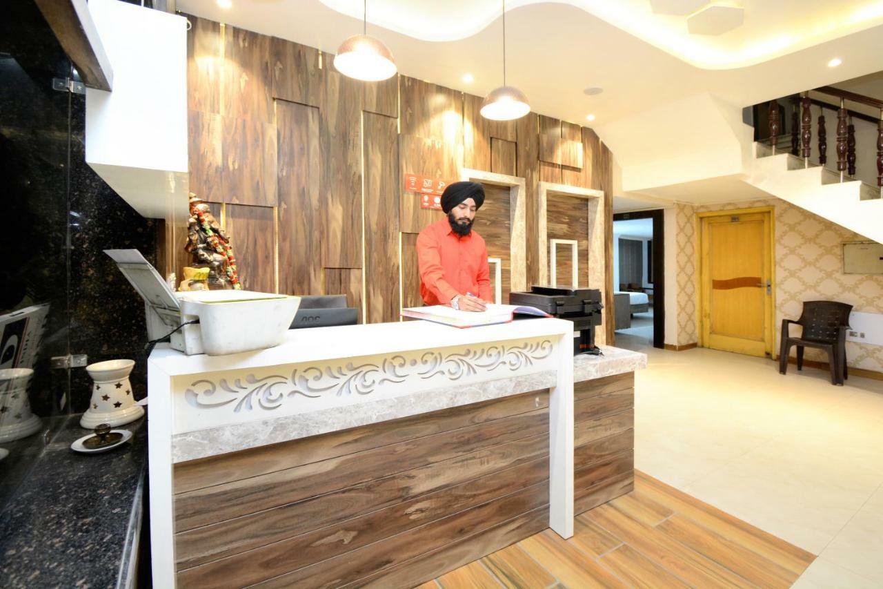 אמריצר Hotel Ricky International מראה חיצוני תמונה